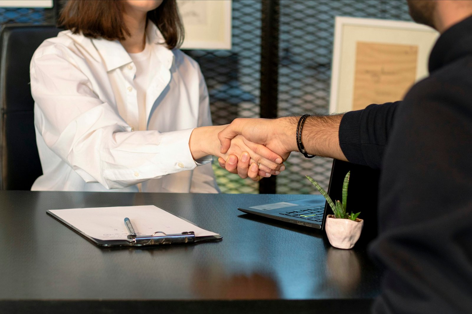 Twee mensen schudden elkaar de hand na een gesprek